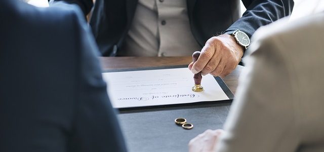 Divorcio y pensión compensatoria: ¿Qué ocurre si mi sueldo depende de la empresa de mi exmarido?