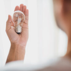 ¿Es legal cortar la luz y el agua a un okupa? El Supremo se pronuncia